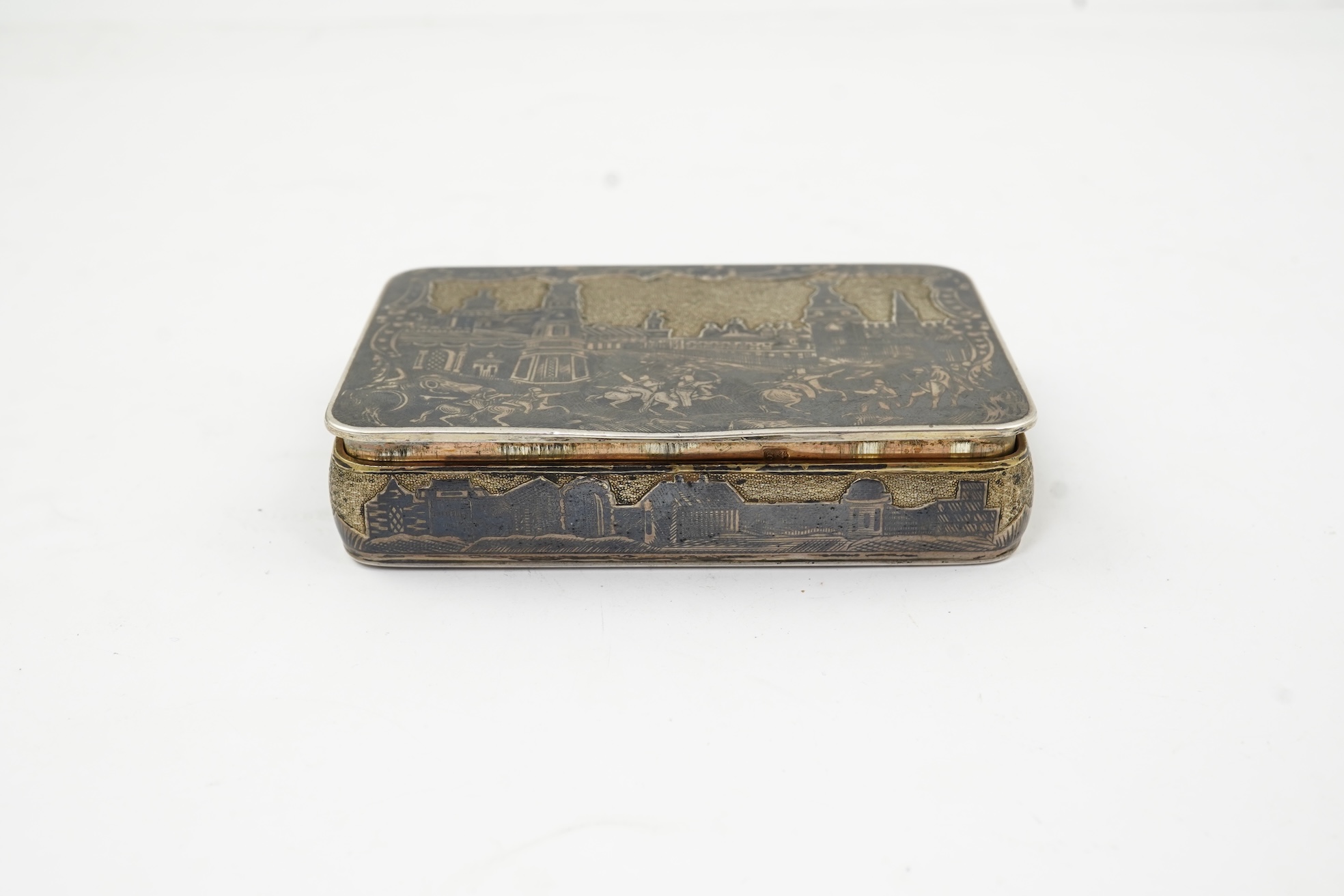 An early 19th century Russian 84 zolotnik and niello rectangular snuff box, assay master Andrei Kovalsky, Moscow, 1825